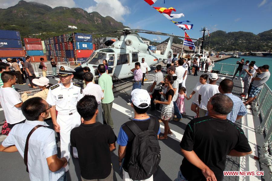 Local residents visit the missile destroyer "Harbin" of the 14th Escort Taskforce of the Chinese Navy on Victoria Harbour, Seychelles, June 16, 2013. (Xinhua/Rao Rao)