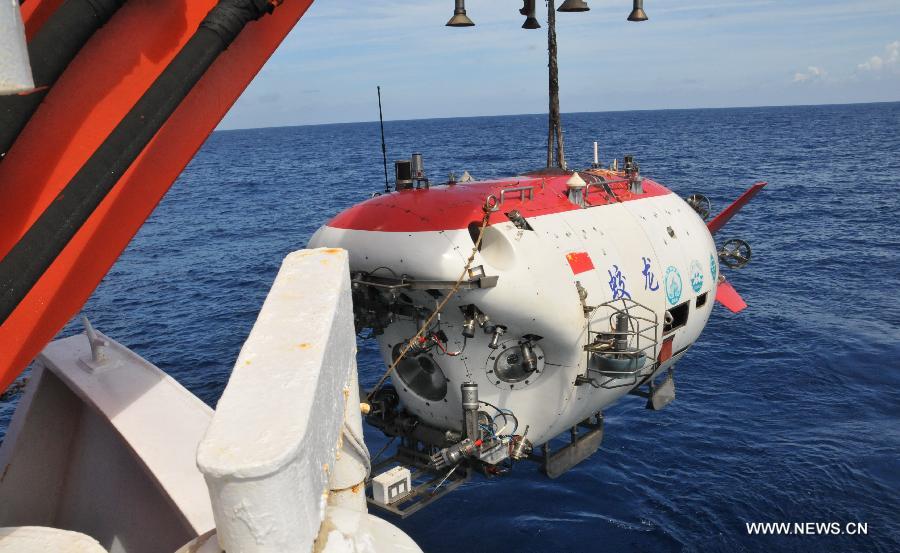 Photo taken on June 17, 2013 shows the descending China's manned deep-sea submersible Jiaolong in the South China Sea, south China. Jiaolong conducted the first diving operation for its first voyage of experimental application in the South China Sea Monday morning. Jiaolong set a new dive record after reaching a depth of 7,062 meters in the Pacific Ocean's Mariana Trench in June 2012. (Xinhua/Zhang Xudong)