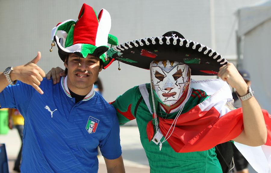 Mexican fans pose prior to the FIFA's Confederations Cup Brazil 2013 match between Mexico and Italy held at the Maracana Stadium, in Rio de Janeiro, Brazil, on June 16, 2013. (Xinhua/AGENCIA ESTADO)