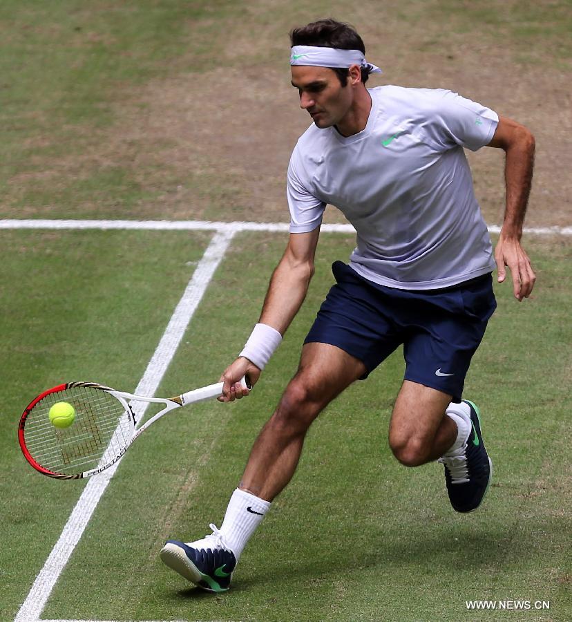 Roger Federer of Switzerland returns a shot against Mikhail Youzhny of Russia during their men's singles final match of the ATP Halle Open tennis tournament in Halle, Germany, on June 16, 2013. Federer won 2-1 to claim the title. (Xinhua/Luo Huanhuan)