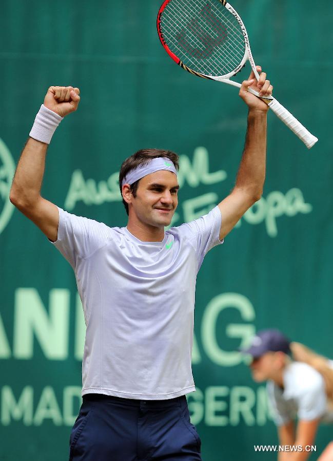 Roger Federer of Switzerland celebrates after defeating Mikhail Youzhny of Russia during the men's singles final match of the ATP Halle Open tennis tournament in Halle, Germany, on June 16, 2013. Federer won 2-1 to claim the title. (Xinhua/Luo Huanhuan)