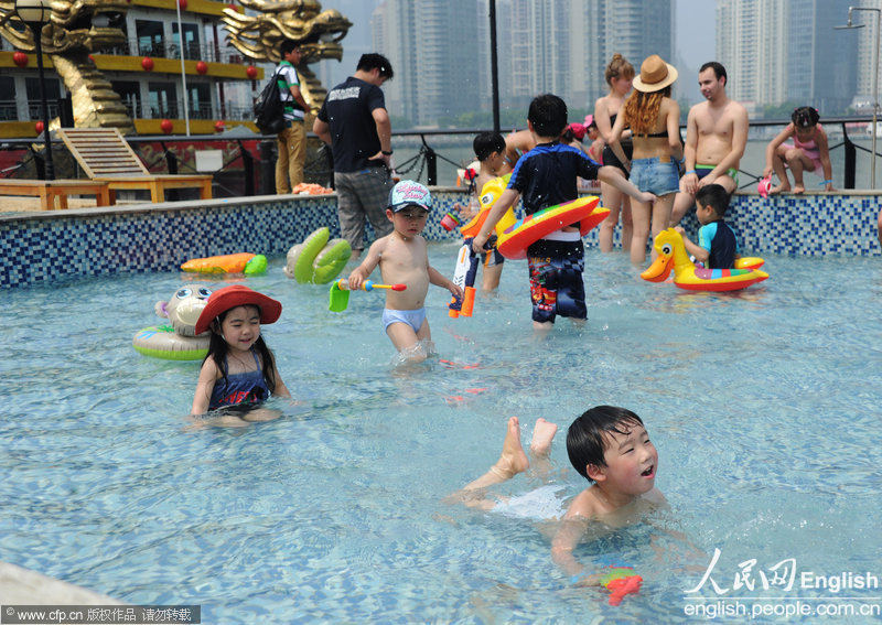 Many citizens and tourists gather in the south Band of Shanghai, bathing in the sunshine on June 16, 2013. The temperature reached 32.3 degrees Celsius, marking a new record of this summer. (Photo/CFP)