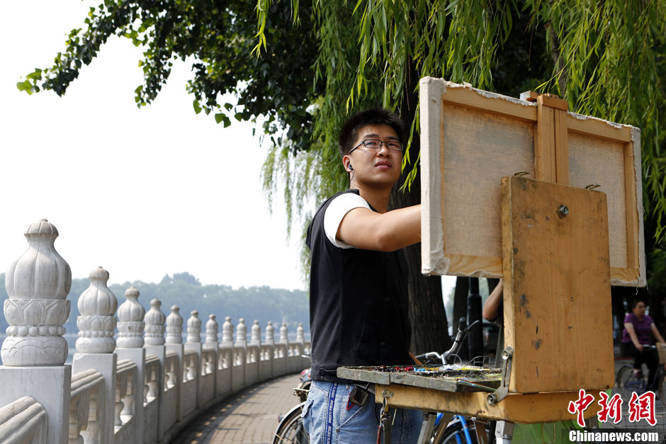 Fucha in the process of painting.(CNS/Fu Tian)