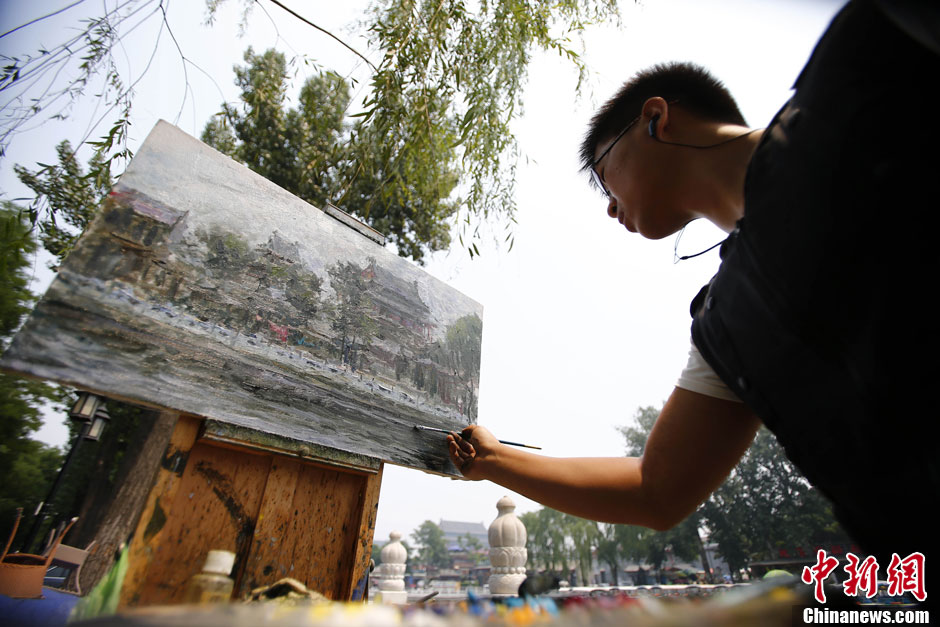 Fucha in the process of painting.(CNS/Fu Tian)
