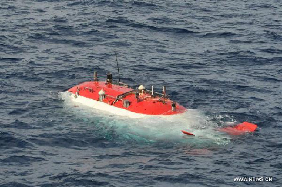 Photo taken on June 17, 2013 shows China's manned deep-sea submersible Jiaolong ermerge from water in the South China Sea, south China. Jiaolong finished the first diving operation for its first voyage of experimental application in the South China Sea at about 4:30 p.m. (0830 GMT) on June 17. Jiaolong set a new dive record after reaching a depth of 7,062 meters in the Pacific Ocean's Mariana Trench in June 2012. (Xinhua/Zhang Xudong)