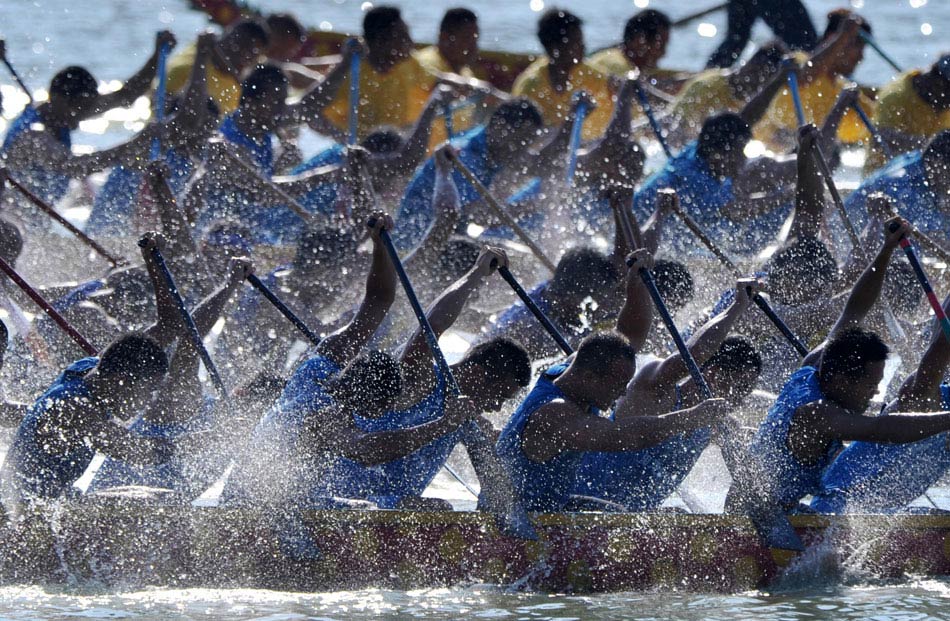 Foreign participants compete in a dragon boat race to celebrate the Duanwu Festival in Nanning, southwest China's Guangxi Zhuang autonomous region, June 12, 2013. (Xinhua/Zhou Hua)