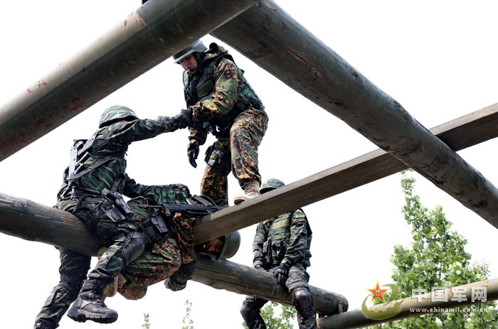 The special operation members of the Chinese People's Armed Police Force (CPAPF) and the Russian Domestic Security Force participate in the China-Russia "Cooperation 2013" joint training. (China Military Online/Qiao Tianfu)
