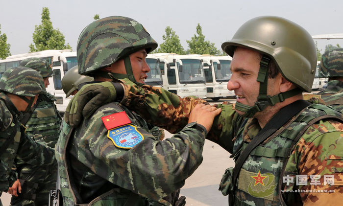 The special operation members of the Chinese People's Armed Police Force (CPAPF) and the Russian Domestic Security Force participate in the China-Russia "Cooperation 2013" joint training. (China Military Online/Qiao Tianfu)