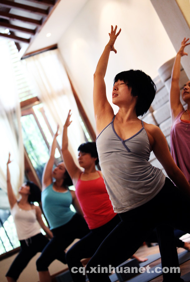 A Yoga instructor leads learners to do yoga pose. (Photo/Xinhua)