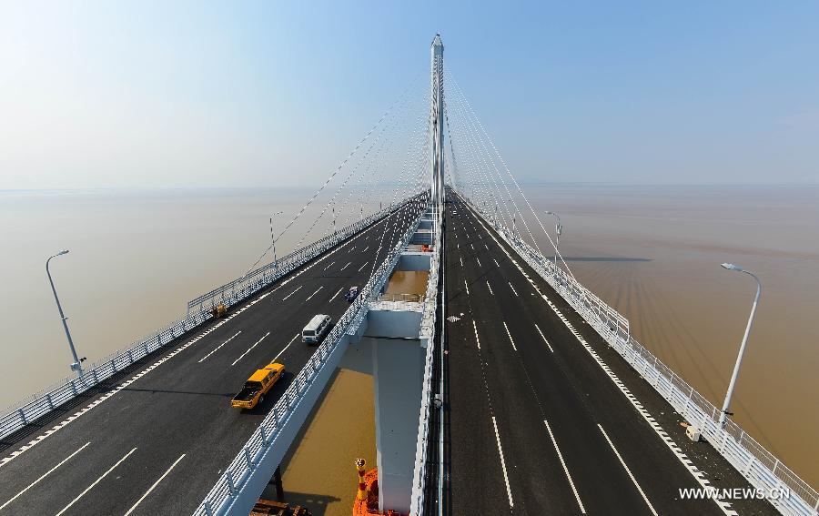 Photo taken on June 17, 2013 shows the Jiaxing-Shaoxing Sea Bridge in Shaoxing, east China's Zhejiang Province. The bridge was completed on June 17 and is expected to be open to traffic by the end of June. With a span of 10 kilometers over the Hangzhou Bay, it is the world's longest and widest multi-pylon cable-stayed bridge. (Xinhua/Xu Yu) 