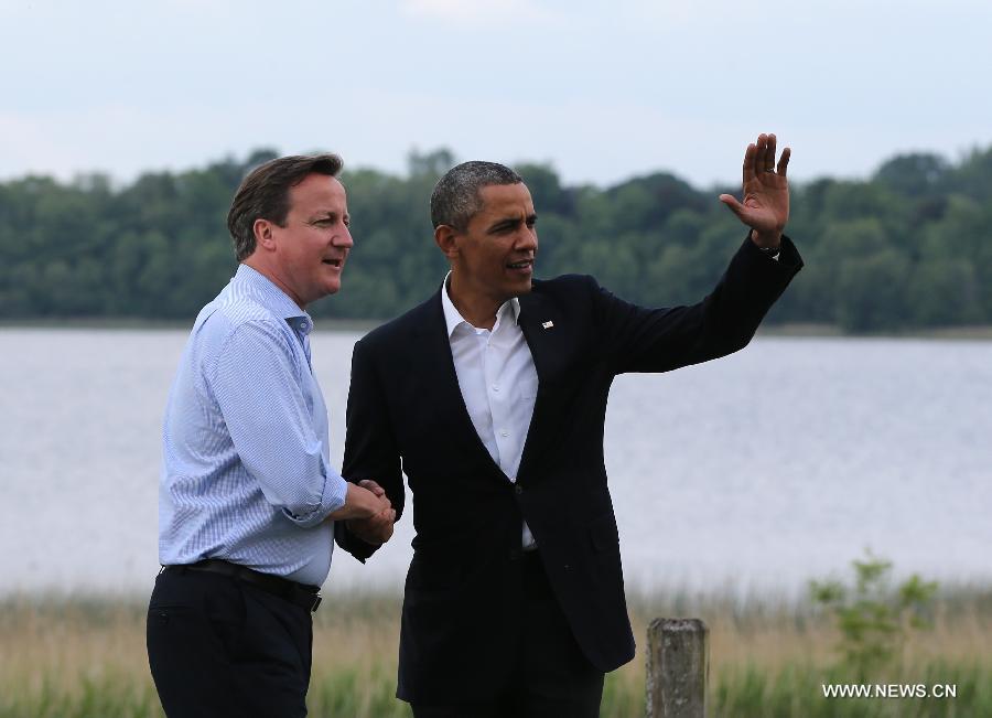 Britain's Prime Minister David Cameron (L) and U.S. President Barack Obama pose for photo during the official welcome as world leaders arrive for the openning ceremony of the G8 Summit at the Lough Erne resort near Enniskillen in Northern Ireland June 17, 2013. The focus of the Group of Eight (G8) industrialized nations' annual summit were expected to be on Syria and economic issues. (Xinhua/Yin Gang) 