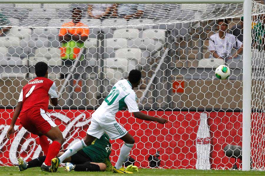 Nigeria's Nnamdi Oduamadi (R) scores during the FIFA's Confederations Cup Brazil 2013 match against Tahiti, held at Mineirao Stadium, in Belo Horizonte, Minas Gerais state, Brazil, on June 17, 2013. (Xinhua/David de la Paz)