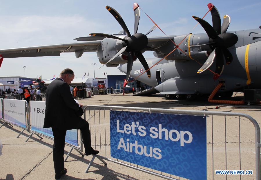 An Airbus A400M military aircraft is seen during the 50th International Paris Air Show at the Le Bourget airport in Paris, France, June 17, 2013. The Paris Air Show runs from June 17 to 23. (Xinhua/Gao Jing)