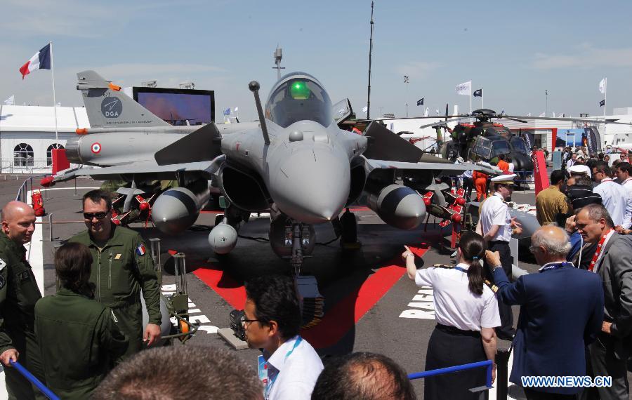 People visit the 50th International Paris Air Show at the Le Bourget airport in Paris, France, June 17, 2013. The Paris Air Show runs from June 17 to 23. (Xinhua/Gao Jing) 