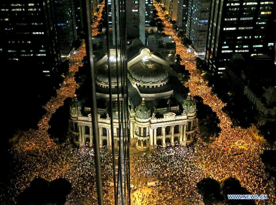 Demonstrators protest against the rise in public transport fares on Rio Blanco Avenue, in Rio de Janeiro, Brazil, on June 17, 2013. (Xinhua/AGENCIA ESTADO) 