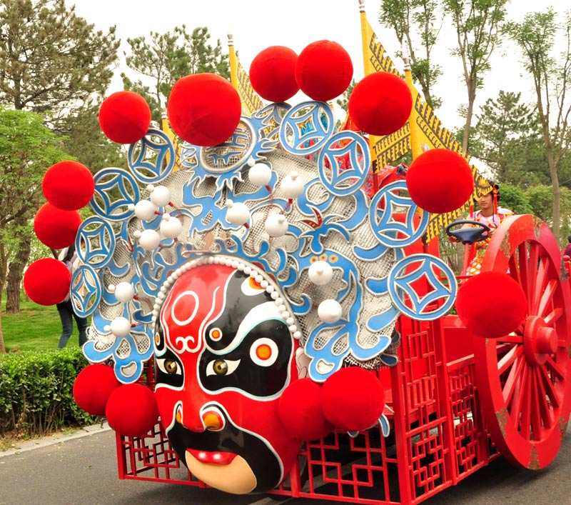 Photo taken on June 15, 2013 shows the float parade in the Garden Expo Park in Fengtai District, Beijing. (PD Online/Du Mingming)