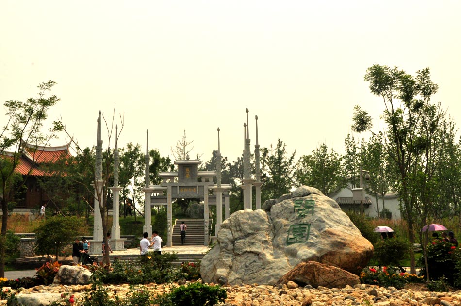 Photo taken on June 15, 2013 shows the beautiful scenery in Garden Expo Park in Fengtai District, Beijing. (PD Online/Du Mingming)