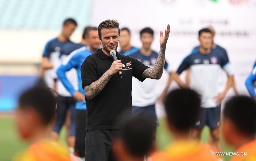 Recently retired football player David Beckham delivers a speech in a training session with students at Nanjing Olympic Center in Nanjing, east China's Jiangsu Province, June 18, 2013. Beckham is on a seven-day visit to China as the ambassador for the Football Programme in China and China's Super League. (Xinhua/Yang Lei) 