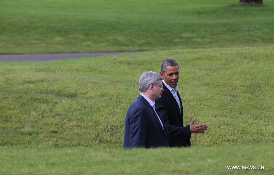 US President Barack Obama (R) talks with Canada's Prime Minister Stephen Harper at the Lough Erne resort near Enniskillen in Northern Ireland, UK, June 18, 2013. G8 and EU leaders gathered in Lough Erne on Tuesday for the second and final day of their summit.(Xinhua/Yin Gang) 