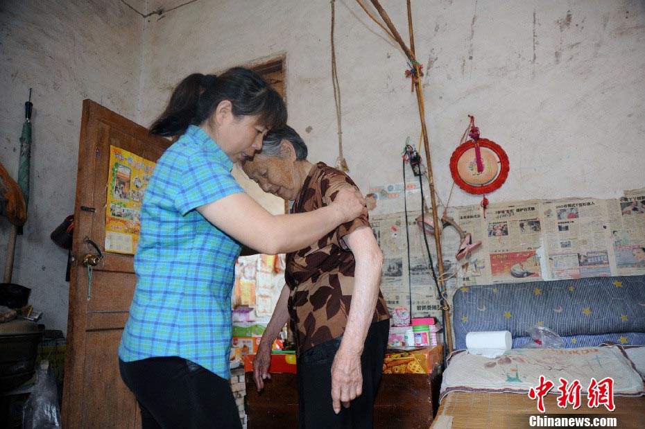 Ms. Xue takes care of her mother. (Photo/CNS) 