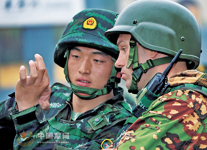 The special operation members of the Chinese People's Armed Police Force (CPAPF) and the Russian Domestic Security Force participate in the China-Russia "Cooperation 2013" joint training. (China Military Online/Qiao Tianfu, Liu Haishan)