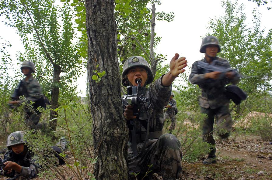 A regiment under the Lanzhou Military Area Command (MAC) of the Chinese People's Liberation Army (PLA) organizes its troops to carry out a comprehensive live-ammunition drill in an unfamiliar field. (China Military Online/Zhang Yaokun)