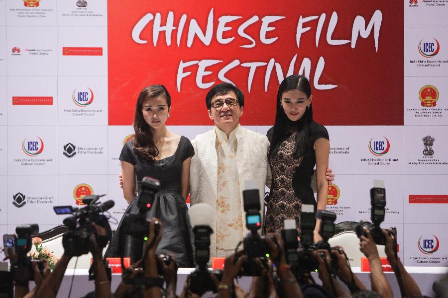Actor Jackie Chan (C) poses with actresses at the news conference of the Chinese film festival in New Delhi, India, on June. 18, 2013. The 5-day festival opened on Tuesday to boost bilateral movie and culture cooperation between China and India. (Xinhua/Zheng Huansong)