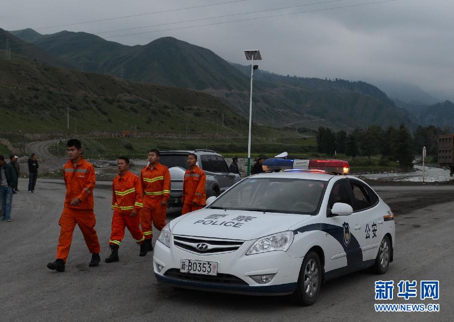 Rescuers leavest the scene of the accident. At least 15 people were killed after a bus with 36 passengers fell into a valley in Northwest China's Xinjiang Uygur autonomous region on June 18, 2013. (Photo/ Xinhua)