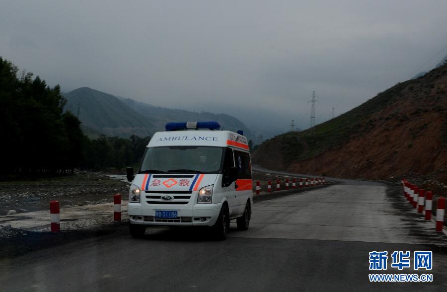 The injure are rushed to hospital. A bus fell into a valley near Miaoergou village in the Changji Hui autonomous prefecture, Xinjiang Uygur autonomous region, on June 18, 2013.(Photo/ Xinhua)