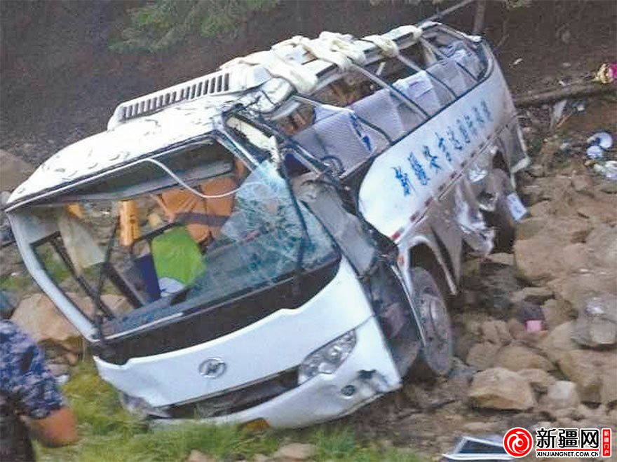 Photo shows the wreckage of a bus after it fell into a valley near Miaoergou village in the Changji Hui autonomous prefecture, Xinjiang Uygur autonomous region, on June 18, 2013.  (Photo/Xinjiangnet.com.cn)