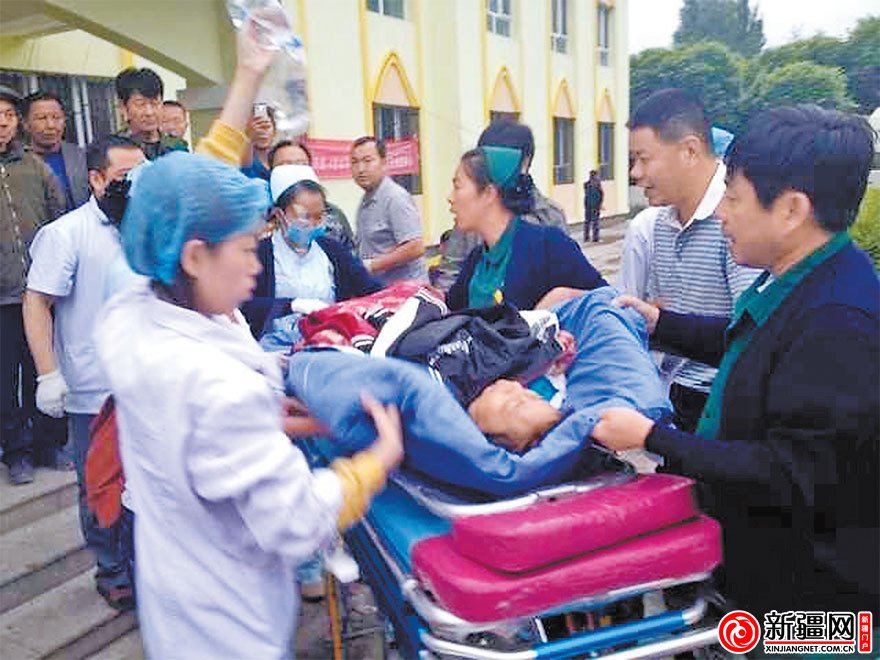 Medical workers transfer the wounded to hospital. At least 15 people were killed after a bus with 36 passengers fell into a valley in Northwest China's Xinjiang Uygur autonomous region on June 18, 2013.(Photo/Xinjiangnet.com.cn)