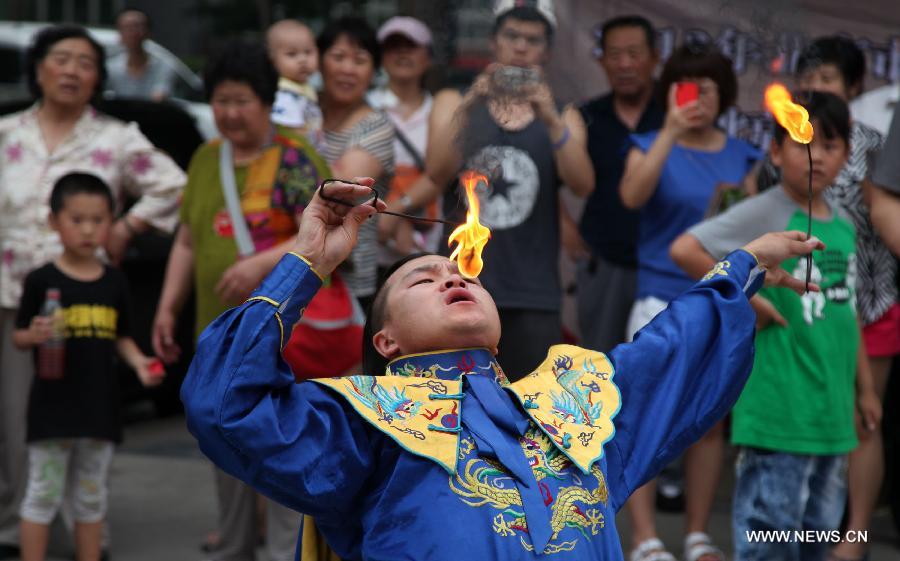 Citizens watch performance during a cultural activity at a community in Tongzhou District, Beijing, capital of China, June 18, 2013. (Xinhua/Bu Xiangdong) 