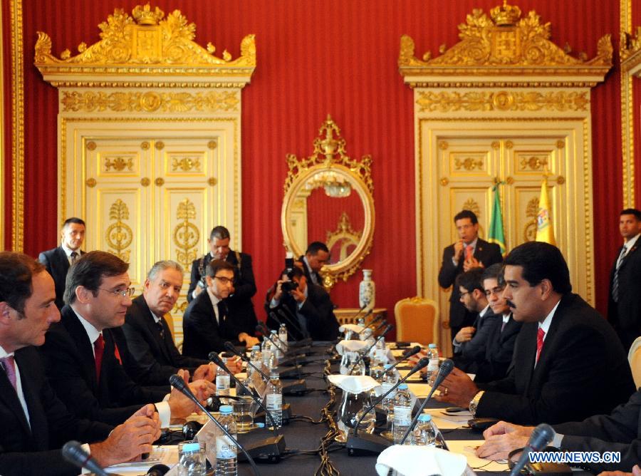 Portuguese Prime Minister Pedro Passos Coelho (2nd L) talks with visiting Venezuelan President Nicolas Maduro (R) at the Foreign Ministry in Lisbon, Portugal, on June 18, 2013. Maduro arrived in Lisbon on Tuesday for an official visit. He held talks with President Anibal Cavaco Silva and Prime Minister Passos Coelho separately. (Xinhua/Zhang Liyun) 