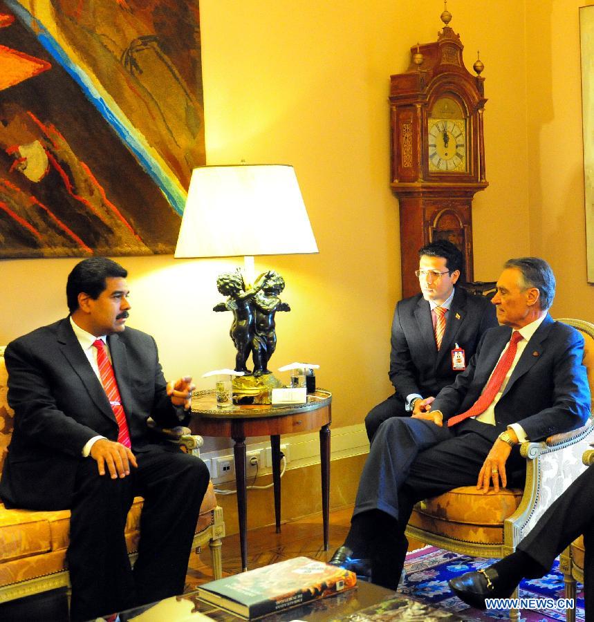 Portuguese president Anibal Cavaco Silva (R) talks with visiting his Venezuelan counterpart Nicolas Maduro at the presidential palace in Lisbon, Portugal, on June 18, 2013. Maduro arrived in Lisbon on Tuesday for an official visit. He held talks with President Anibal Cavaco Silva and Prime Minister Passos Coelho separately. (Xinhua/Zhang Liyun) 