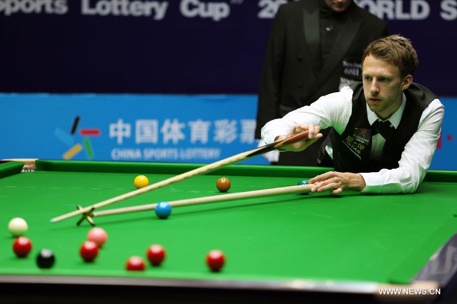 Judd Trump of England competes against Li Hang of China during their first round of Snooker Wuxi classic match in Wuxi, China's Jiangsu province, June 18, 2013. Li Hang won 5-2. (Xinhua/Huan Wei)