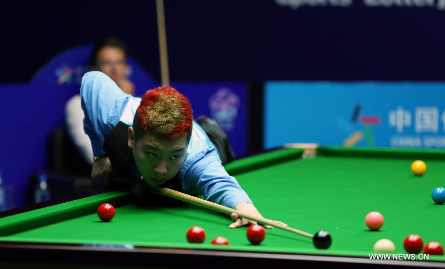 Li Hang of China competes against Judd Trump of England during their first round of Snooker Wuxi classic match in Wuxi, China's Jiangsu province, June 18, 2013. Li Hang won 5-2. (Xinhua/Huan Wei)