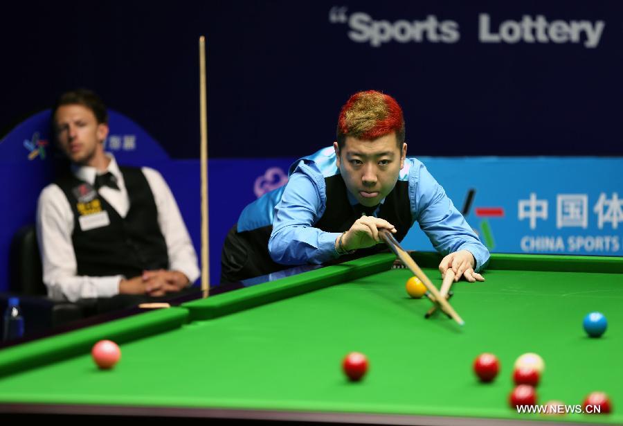 Li Hang of China (R) competes against Judd Trump of England during their first round of Snooker Wuxi classic match in Wuxi, China's Jiangsu province, June 18, 2013. Li Hang won 5-2. (Xinhua/Huan Wei)