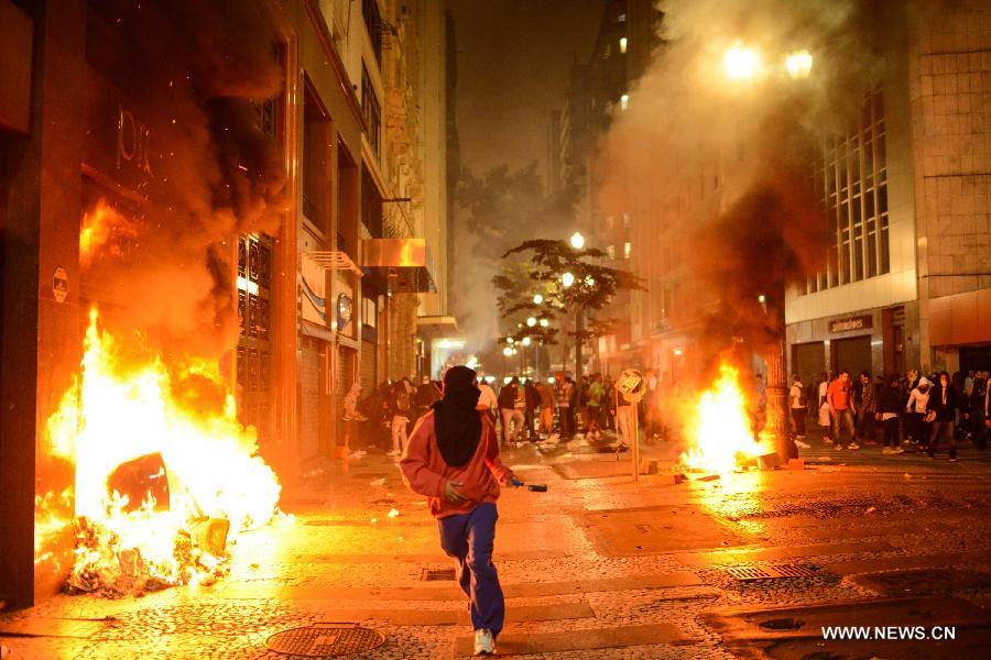 Brazilian demonstrators take part in a protest against price increase of public transport, and the millionaire Brazilian government spending for the FIFA Confederations Cup Brazil 2013 and World Cup Brazil 2014, in Sao Paulo, Brazil, on June 18, 2013. (Xinhua/J. Duran Machfee/Futurapress/Agencia Estado)