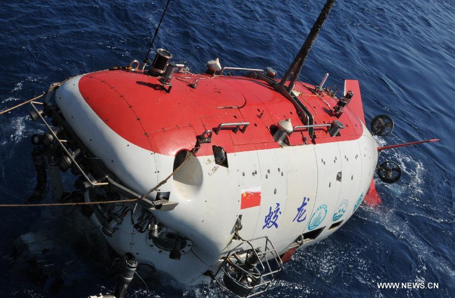 China's manned deep-sea submersible Jiaolong dives into the South China Sea, June 19, 2013. The Jiaolong manned deep-sea submersible on Wednesday carried its second scientist Qiu Jianwen, a scholar of ocean bio-diversity and fishing resource protection with Hong Kong Baptist University, as a crew member during a deep-sea dive. Jiaolong left east China's city of Jiangyin on June 10 for its first voyage of experimental application. The 113-day mission will include experiments on Jiaolong's positioning system, as well as deep-sea ecological and geological surveys in the South China Sea, biological surveying and geological sampling in the Pacific Ocean. (Xinhua/Zhang Xudong)