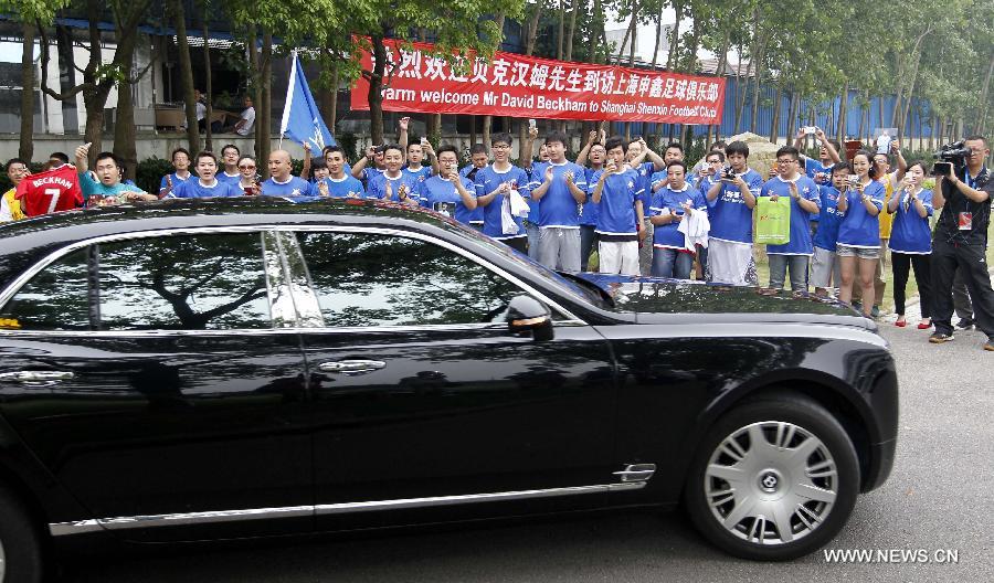 Fans wait for David Beckham outside Shanghai Shenxin Football Club, in Shanghai east China, June 19, 2013. David Beckham is on a seven-day visit to China as the ambassador for the Football Programme in China and China's Super League. (Xinhua/Fan Jun) 