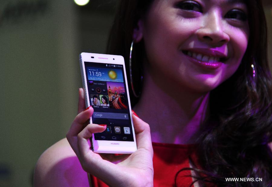 A model shows Huawei Ascend P6 smartphone at Huawei's booth during the CommunicAsia in Singapore, on June 19, 2013. International telecommunications giant Huawei unveiled its latest flagship device Ascend P6 in Singapore on Wednesday, marketing it as the thinnest smartphone in the world. (Xinhua/Chen Jipeng) 