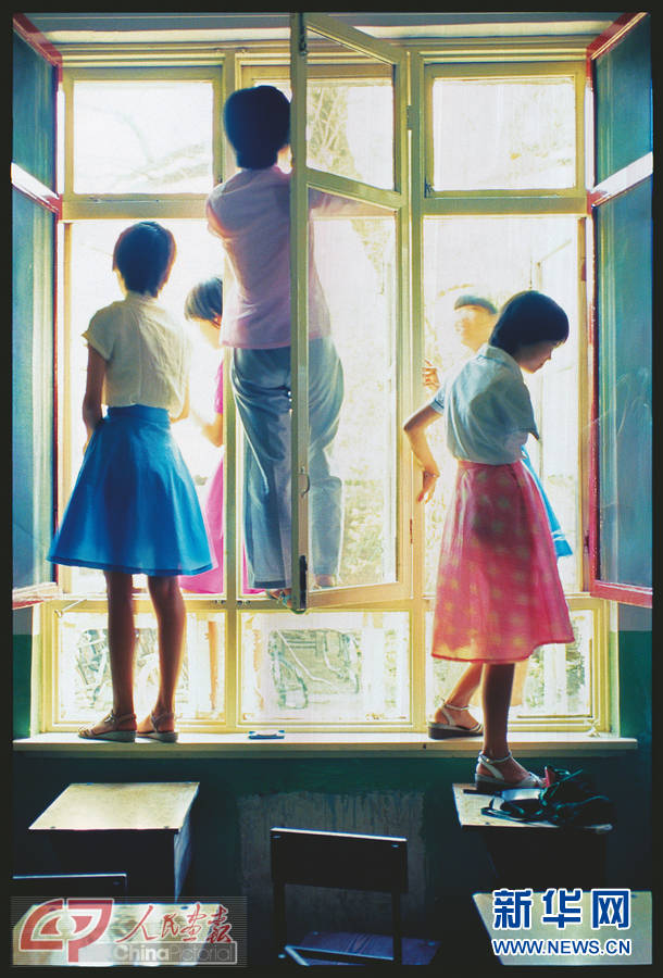 Girls clean the windows in the classroom of Beijing No. 171 Middle School in September 1985. (Photo/China Pictorial)