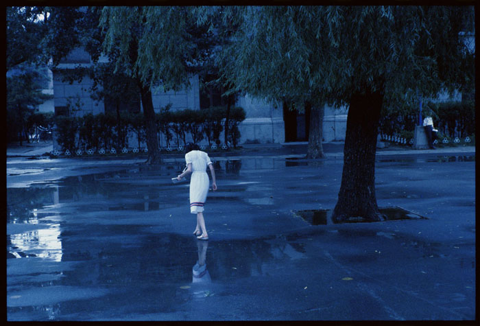 At the playground of Beijing No. 171 Middle School, after rain in June 1984. (Photo/Global Times)