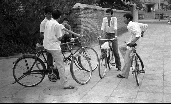 At the entrance of Beijing No.171 Middle School in August 1985. (Photo/Global Times)