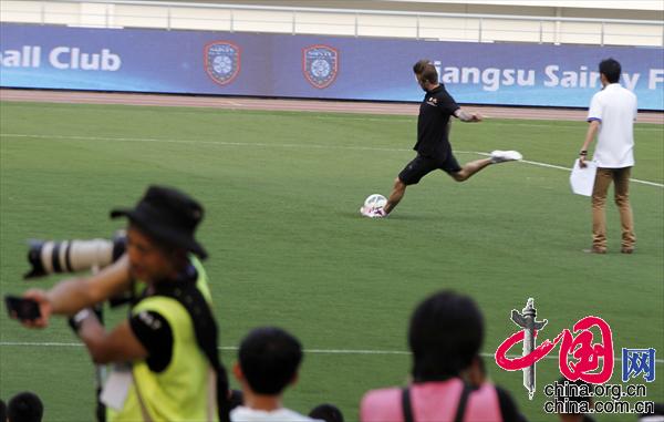Recently retired football player David Beckham takes part in a training session with students at Nanjing Olympic Center in Nanjing, east China's Jiangsu Province, June 18, 2013. Beckham is on a seven-day visit to China as the ambassador for the Football Programme in China and China's Super League. (Photo/China.org.cn)