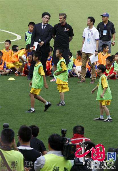 Recently retired football player David Beckham takes part in a training session with students at Nanjing Olympic Center in Nanjing, east China's Jiangsu Province, June 18, 2013. Beckham is on a seven-day visit to China as the ambassador for the Football Programme in China and China's Super League. (Photo/China.org.cn)