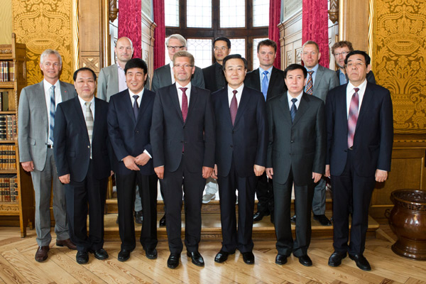 Mayor of Copenhagen Frank Jensen (3rd L, Front) and Deputy Mayor of Beijing Li Shixiang (3rd R, Front) pose for a group photo with other colleagues after signing a memorandum on tourism cooperation in Copenhagen, Denmark, June 19, 2013. (Xinhua/Ursula Bach)
