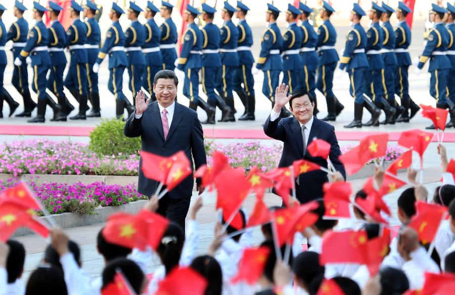 Chinese President Xi Jinping (L) and Vietnamese President Truong Tan Sang wave during a welcoming ceremony in Beijing, capital of China, June 19, 2013. (Xinhua/Yao Dawei)