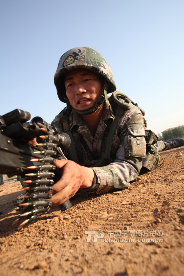 A member of the shooting team of the Chinese People's Liberation Army (PLA) is in the 2013 Australian Army Skills at Arms Meeting (AASAM). (China Military Online/Zhang Kunping, Zhou Rui, Wen Chunhua, Liu Zhanqing)