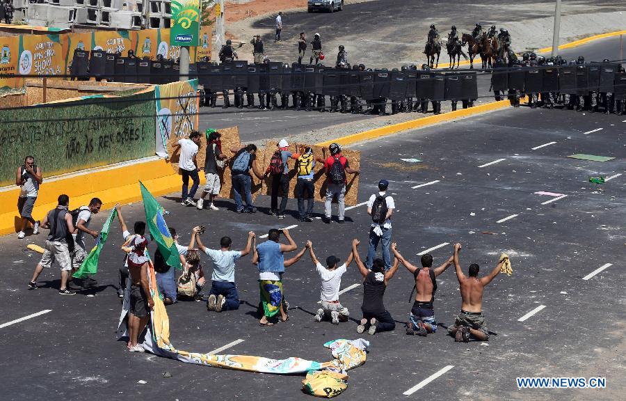 Police confront demonstrators during a protest prior to the FIFA's Confederations Cup Brazil 2013 match between Brazil and Mexico, held at Castelao Stadium, in Fortaleza, Brazil, on June 19, 2013. (Xinhua/Nilton Fukuda/AGENCIA ESTADO)